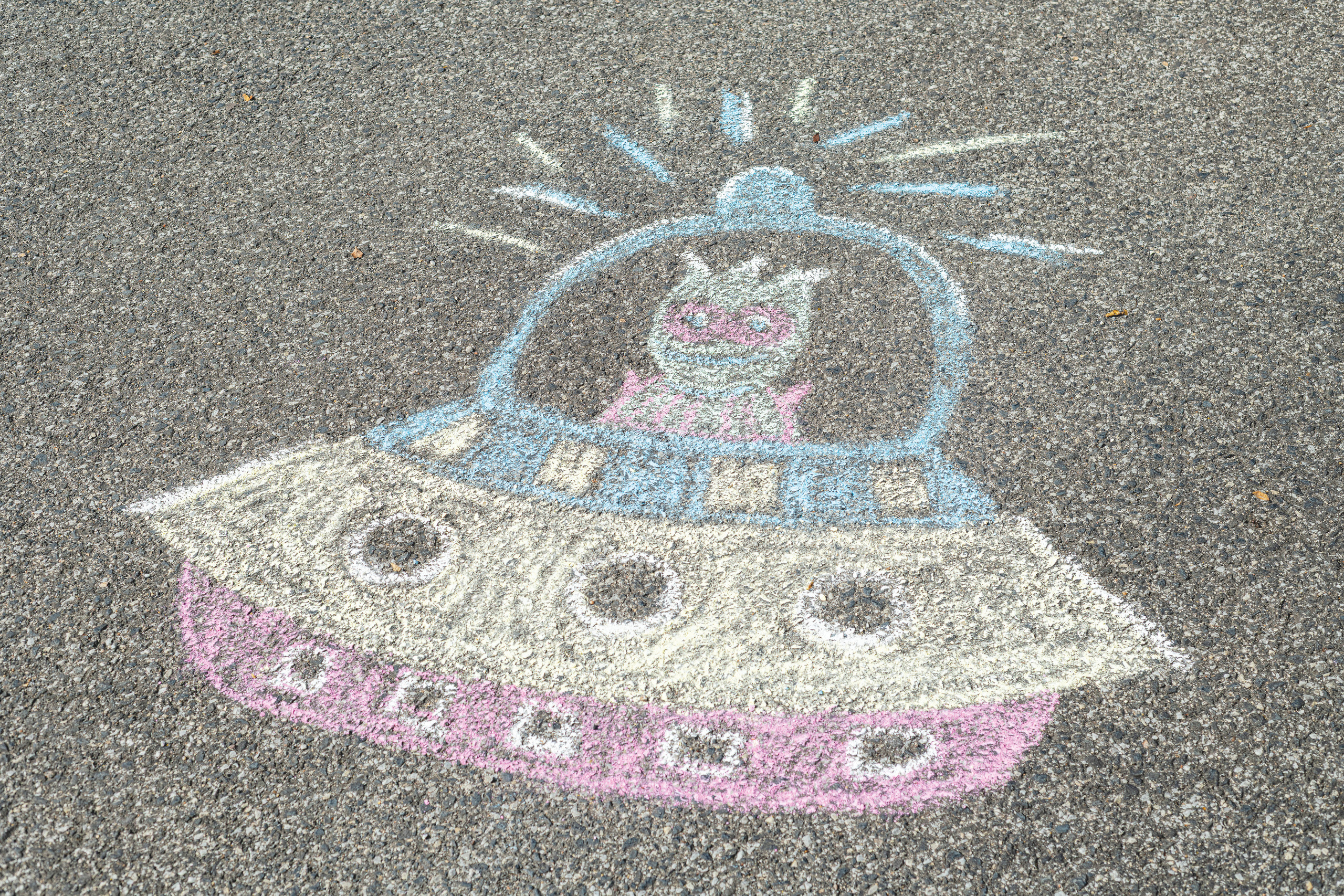 Crayons De Couleur Sur Fond Blanc Dessin à La Craie | Photo Premium